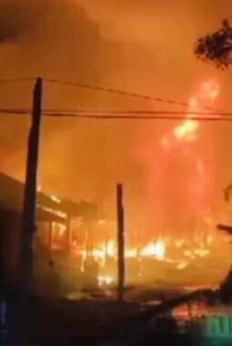 Kebakaran Hebat Di Sadu Tanjab Timur Menghanguskan Belasan Rumah Dan Menewaskan 1 Korban