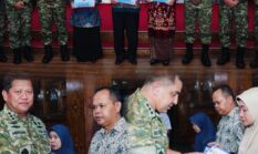 TNI Berikan Santunan Ahli Waris Prajurit Gugur