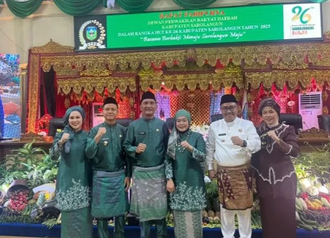 Wali Kota Sungai Penuh Alfin bersama Ketua TP-PKK Ny. Sri Kartini Alfin menghadiri Rapat Paripurna DPRD Kabupaten Sarolangun dalam rangka HUT ke-26.