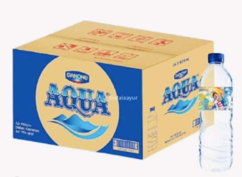 Kemasan air minum Aqua produksi PT Tirta Investama. BPKN RI akan memanggil manajemen perusahaan tersebut untuk klarifikasi dugaan penggunaan air sumur bor dalam proses produksi.