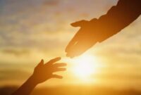 dua tangan yang saling meraih dengan latar belakang matahari terbenam, mencerminkan makna harapan, bantuan, dan kepedulian di tengah suasana hangat dan penuh cahaya. Sangat cocok digunakan sebagai ilustrasi untuk tema solidaritas, motivasi, atau upaya saling membantu.