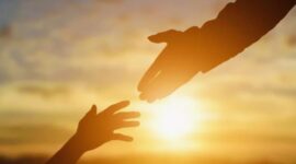 dua tangan yang saling meraih dengan latar belakang matahari terbenam, mencerminkan makna harapan, bantuan, dan kepedulian di tengah suasana hangat dan penuh cahaya. Sangat cocok digunakan sebagai ilustrasi untuk tema solidaritas, motivasi, atau upaya saling membantu.