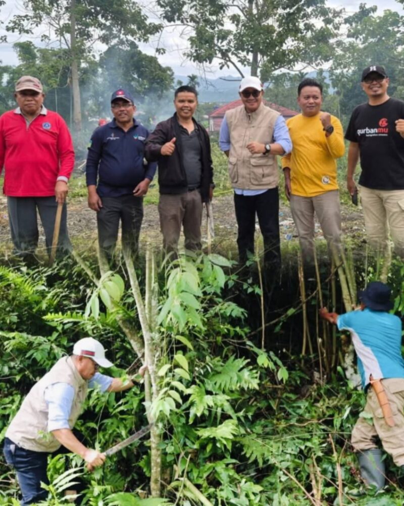 Walikota Sungai Penuh, Alfin S.H., bersama warga Kumun Debai membersihkan Ex Terminal Kumun, Jumat (24/10).