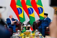 Presiden Indonesia Prabowo menyambut kedatangan Presiden Brasil, Luiz Inácio Lula da Silva, dalam upacara kenegaraan di Istana Merdeka, Jakarta, Kamis (23/10/2025).