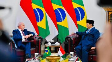 Presiden Indonesia Prabowo menyambut kedatangan Presiden Brasil, Luiz Inácio Lula da Silva, dalam upacara kenegaraan di Istana Merdeka, Jakarta, Kamis (23/10/2025).