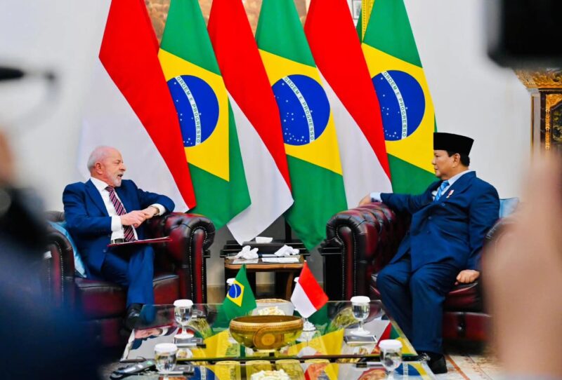 Presiden Indonesia Prabowo menyambut kedatangan Presiden Brasil, Luiz Inácio Lula da Silva, dalam upacara kenegaraan di Istana Merdeka, Jakarta, Kamis (23/10/2025).