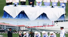Wamenhan Donny Ermawan Taufanto dan Kasal Laksamana TNI Dr. Muhammad Ali menyaksikan penandatanganan KRI Belati-622.