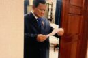 Presiden Prabowo Subianto membaca surat dari siswa Sekolah Rakyat II Bandung Barat, Muhammad Daffa Raasyid.