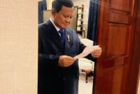 Presiden Prabowo Subianto membaca surat dari siswa Sekolah Rakyat II Bandung Barat, Muhammad Daffa Raasyid.