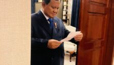 Presiden Prabowo Subianto membaca surat dari siswa Sekolah Rakyat II Bandung Barat, Muhammad Daffa Raasyid.