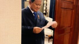 Presiden Prabowo Subianto membaca surat dari siswa Sekolah Rakyat II Bandung Barat, Muhammad Daffa Raasyid.