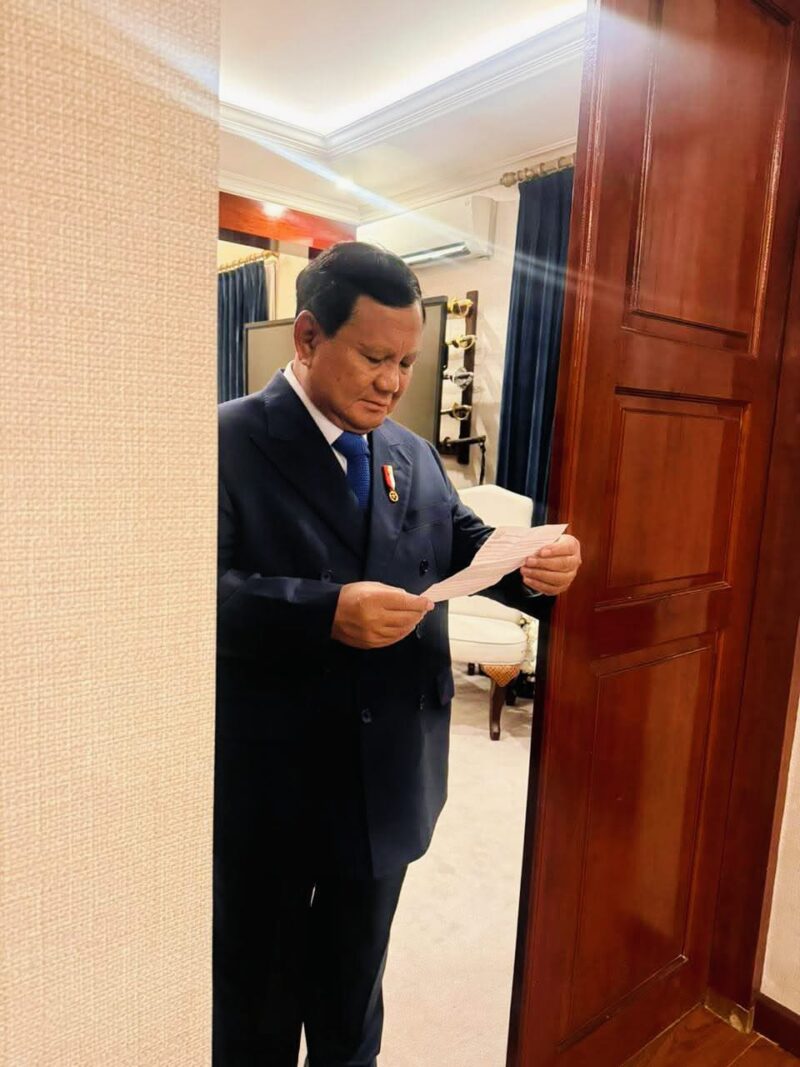 Presiden Prabowo Subianto membaca surat dari siswa Sekolah Rakyat II Bandung Barat, Muhammad Daffa Raasyid.