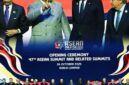 Presiden Prabowo Subianto bergandengan tangan bersama para pemimpin negara ASEAN pada pembukaan KTT ke-47 ASEAN di Kuala Lumpur, Minggu (26/10/2025).