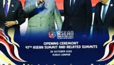 Presiden Prabowo Subianto bergandengan tangan bersama para pemimpin negara ASEAN pada pembukaan KTT ke-47 ASEAN di Kuala Lumpur, Minggu (26/10/2025).