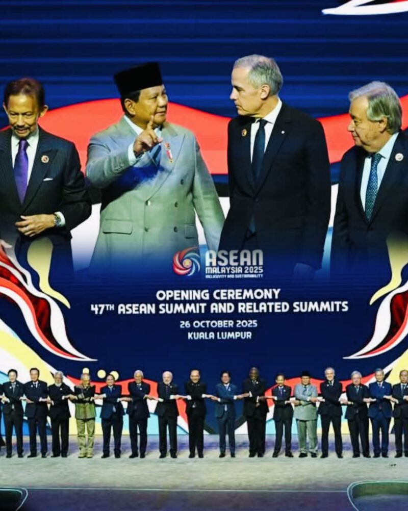 Presiden Prabowo Subianto bergandengan tangan bersama para pemimpin negara ASEAN pada pembukaan KTT ke-47 ASEAN di Kuala Lumpur, Minggu (26/10/2025).