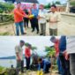 Ketua LSM Brajo Sakti, bersama Kepala Dinas Lingkungan Hidup Kerinci dan perangkat desa menanam pohon dipinggir Danau Koto Petai.”