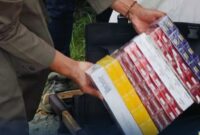Petugas Bea Cukai Kediri bersama Satpol PP Kabupaten Nganjuk dan Jombang saat melakukan operasi pemberantasan rokok ilegal di sejumlah toko dan warung, Oktober 2025.