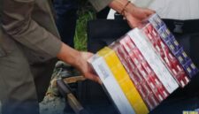 Petugas Bea Cukai Kediri bersama Satpol PP Kabupaten Nganjuk dan Jombang saat melakukan operasi pemberantasan rokok ilegal di sejumlah toko dan warung, Oktober 2025.