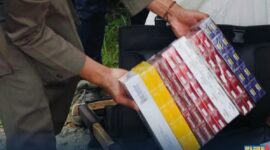 Petugas Bea Cukai Kediri bersama Satpol PP Kabupaten Nganjuk dan Jombang saat melakukan operasi pemberantasan rokok ilegal di sejumlah toko dan warung, Oktober 2025.