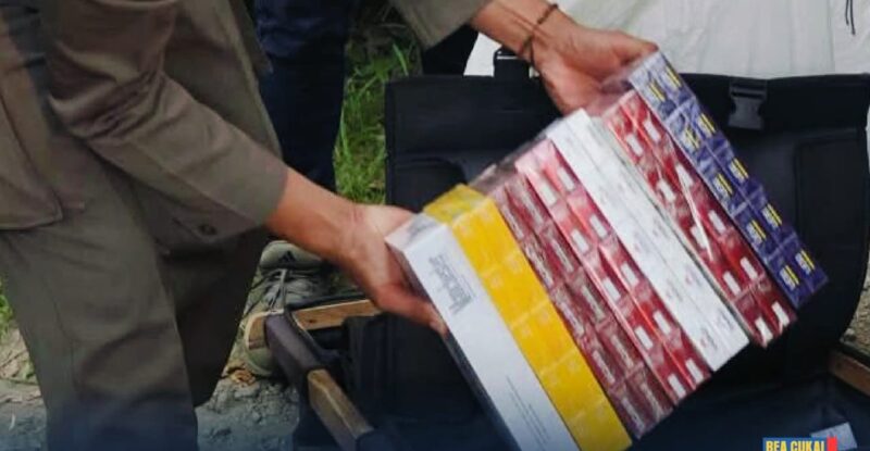 Petugas Bea Cukai Kediri bersama Satpol PP Kabupaten Nganjuk dan Jombang saat melakukan operasi pemberantasan rokok ilegal di sejumlah toko dan warung, Oktober 2025.