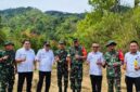 Tim Wasev Mabes TNI bersama Wako Alfin meninjau lokasi pembangunan fisik TMMD ke-126 di Desa Sungai Jernih, Rabu (29/10).