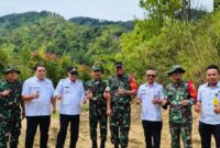 Tim Wasev Mabes TNI bersama Wako Alfin meninjau lokasi pembangunan fisik TMMD ke-126 di Desa Sungai Jernih, Rabu (29/10).