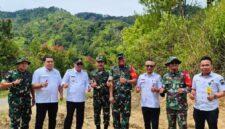 Tim Wasev Mabes TNI bersama Wako Alfin meninjau lokasi pembangunan fisik TMMD ke-126 di Desa Sungai Jernih, Rabu (29/10).