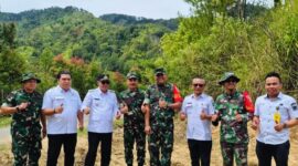 Tim Wasev Mabes TNI bersama Wako Alfin meninjau lokasi pembangunan fisik TMMD ke-126 di Desa Sungai Jernih, Rabu (29/10).