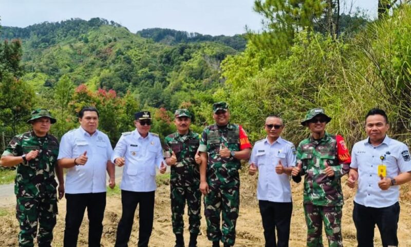 Tim Wasev Mabes TNI bersama Wako Alfin meninjau lokasi pembangunan fisik TMMD ke-126 di Desa Sungai Jernih, Rabu (29/10).