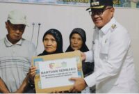 Wali Kota Sungai Penuh, Alfin, menyerahkan bantuan sembako kepada warga Desa Sungai Jernih dalam kegiatan TMMD ke-126 Kodim 0417/Kerinci.
