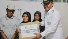 Wali Kota Sungai Penuh, Alfin, menyerahkan bantuan sembako kepada warga Desa Sungai Jernih dalam kegiatan TMMD ke-126 Kodim 0417/Kerinci.