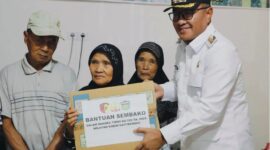 Wali Kota Sungai Penuh, Alfin, menyerahkan bantuan sembako kepada warga Desa Sungai Jernih dalam kegiatan TMMD ke-126 Kodim 0417/Kerinci.