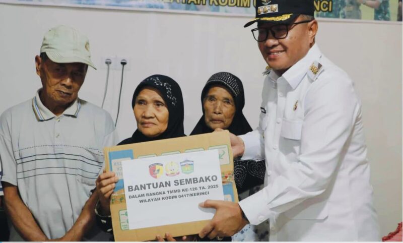 Wali Kota Sungai Penuh, Alfin, menyerahkan bantuan sembako kepada warga Desa Sungai Jernih dalam kegiatan TMMD ke-126 Kodim 0417/Kerinci.