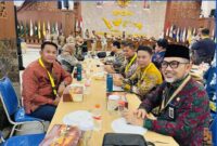 Sekda Kota Sungai Penuh Alpian, SE., MM bersama Kepala Bappeda Joni Zeber, SH., MH saat mengikuti kegiatan Retret Sekda se-Indonesia di Kampus IPDN Jatinangor, Jawa Barat.
