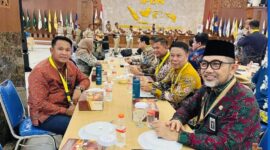 Sekda Kota Sungai Penuh Alpian, SE., MM bersama Kepala Bappeda Joni Zeber, SH., MH saat mengikuti kegiatan Retret Sekda se-Indonesia di Kampus IPDN Jatinangor, Jawa Barat.
