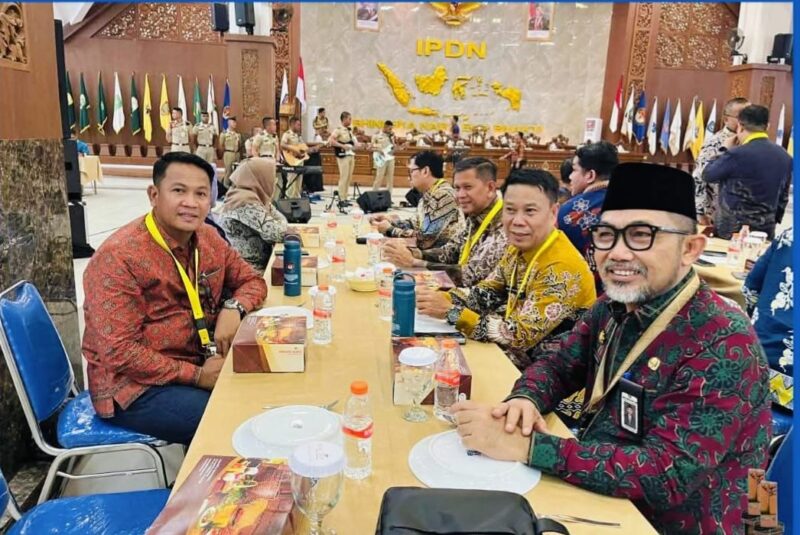 Sekda Kota Sungai Penuh Alpian, SE., MM bersama Kepala Bappeda Joni Zeber, SH., MH saat mengikuti kegiatan Retret Sekda se-Indonesia di Kampus IPDN Jatinangor, Jawa Barat.