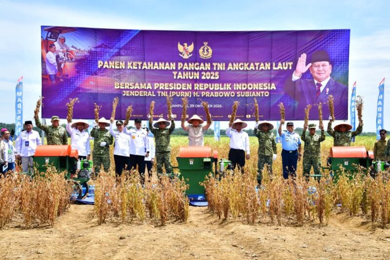 Menhan Sjafrie Sjamsoeddin bersama Panglima TNI dan Menteri Pertanian memanen kedelai varietas Garuda Merah Putih di lahan pertanian TNI AL Lampung.