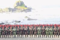 Pangdam IV/Diponegoro Mayjen TNI Achiruddin bersama pejabat TNI menghadiri penutupan Pendidikan Komando Angkatan-111 di Pantai Permisan, Nusakambangan, Cilacap