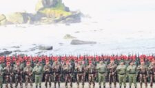 Pangdam IV/Diponegoro Mayjen TNI Achiruddin bersama pejabat TNI menghadiri penutupan Pendidikan Komando Angkatan-111 di Pantai Permisan, Nusakambangan, Cilacap