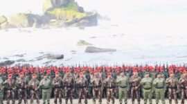 Pangdam IV/Diponegoro Mayjen TNI Achiruddin bersama pejabat TNI menghadiri penutupan Pendidikan Komando Angkatan-111 di Pantai Permisan, Nusakambangan, Cilacap