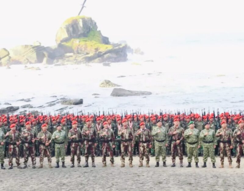 Pangdam IV/Diponegoro Mayjen TNI Achiruddin bersama pejabat TNI menghadiri penutupan Pendidikan Komando Angkatan-111 di Pantai Permisan, Nusakambangan, Cilacap