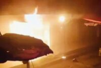 Kobaran api membakar deretan toko di kawasan Blok A Pasar Raya Padang, Kamis (30/10/2025) dini hari. Petugas Damkar berupaya memadamkan api di tengah asap tebal.