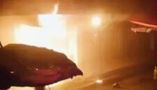 Kobaran api membakar deretan toko di kawasan Blok A Pasar Raya Padang, Kamis (30/10/2025) dini hari. Petugas Damkar berupaya memadamkan api di tengah asap tebal.