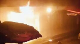 Kobaran api membakar deretan toko di kawasan Blok A Pasar Raya Padang, Kamis (30/10/2025) dini hari. Petugas Damkar berupaya memadamkan api di tengah asap tebal.