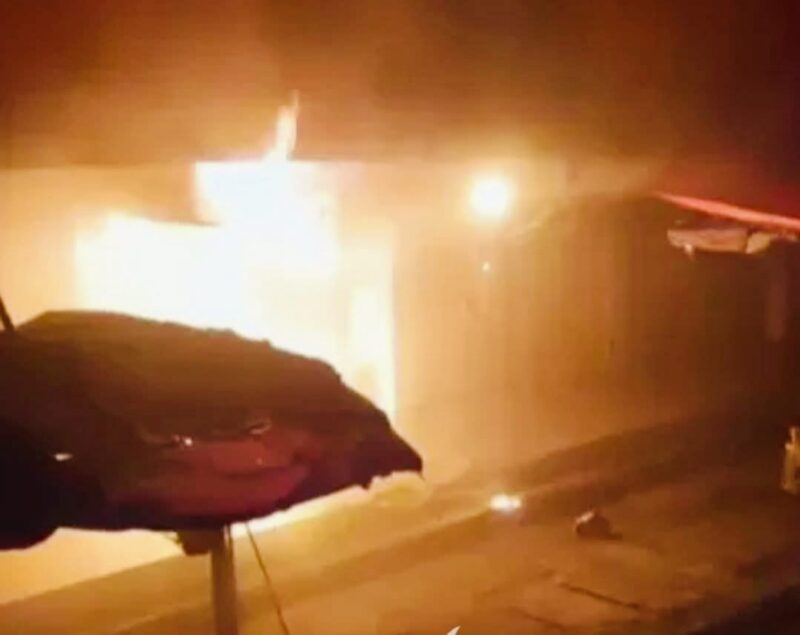 Kobaran api membakar deretan toko di kawasan Blok A Pasar Raya Padang, Kamis (30/10/2025) dini hari. Petugas Damkar berupaya memadamkan api di tengah asap tebal.