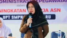 Plt. Kepala BKPSDM Dharmasraya, Ummu Azizah, memberikan klarifikasi resmi terkait proses pemberhentian ASN Annike Maulana.
