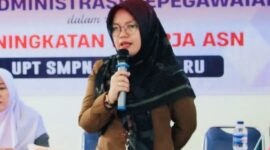 Plt. Kepala BKPSDM Dharmasraya, Ummu Azizah, memberikan klarifikasi resmi terkait proses pemberhentian ASN Annike Maulana.
