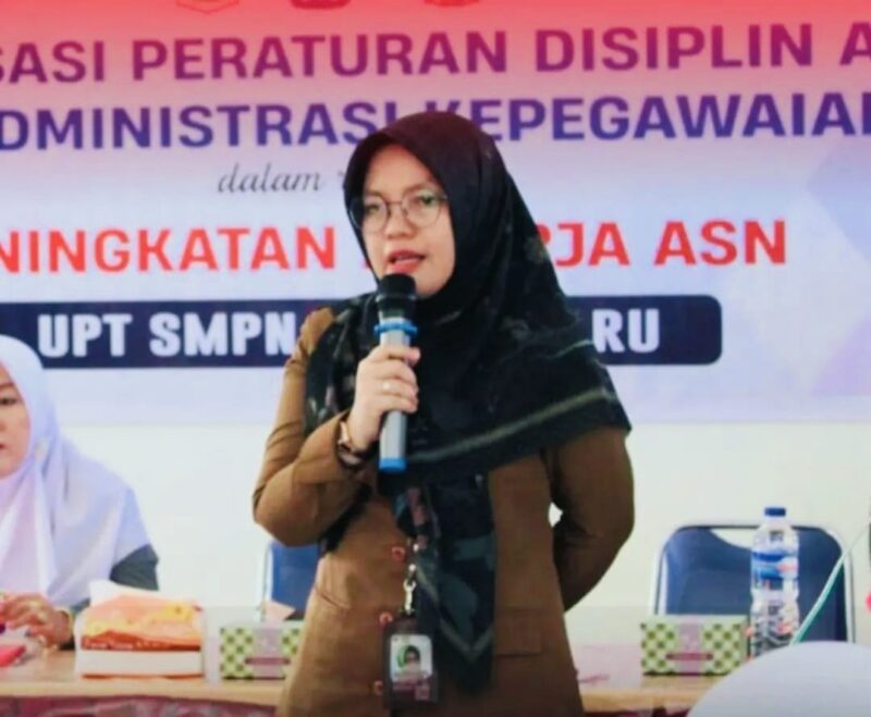 Plt. Kepala BKPSDM Dharmasraya, Ummu Azizah, memberikan klarifikasi resmi terkait proses pemberhentian ASN Annike Maulana.