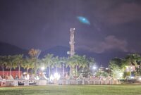 
Lapangan luas dengan langit biru cerah yang menggambarkan kebebasan dan keharmonisan alam, selaras dengan makna pepatah “Di mana bumi dipijak, di situ langit dijunjung.”
