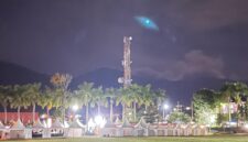 Lapangan luas dengan langit biru cerah yang menggambarkan kebebasan dan keharmonisan alam, selaras dengan makna pepatah “Di mana bumi dipijak, di situ langit dijunjung.”